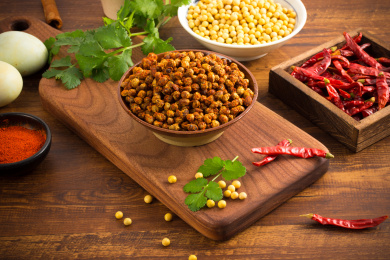 装在古朴碗里的美味酱豆，旁边还有一些黄豆食材