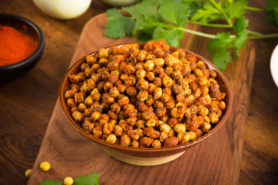 装在古朴碗里的美味酱豆，旁边还有一些黄豆食材