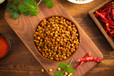 复古碗里装着酱豆，旁边还有相应的食材