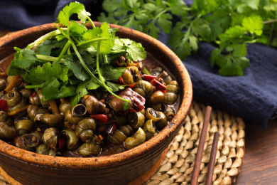 陶瓷碗装着一大盆麻辣螺丝