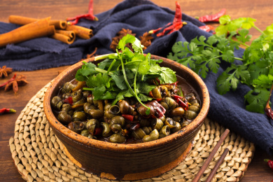 陶瓷碗装着一大盆麻辣螺丝