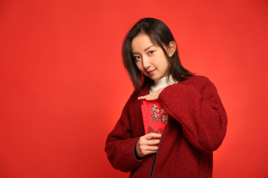 把红包偷偷揣外套里的可爱女孩