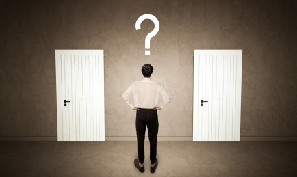 商务人士面临大门进行选择而感到纠结问号不解焦虑概念