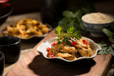花边小碟装着美味的蛤蜊肉，旁边还有相应食材
