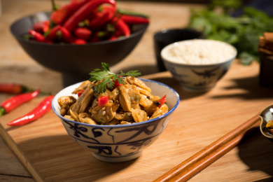 陶瓷小碗装着的美味蛤蜊肉