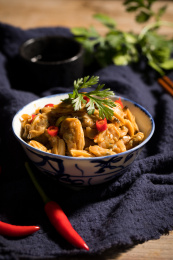 陶瓷小碗装着的美味蛤蜊肉