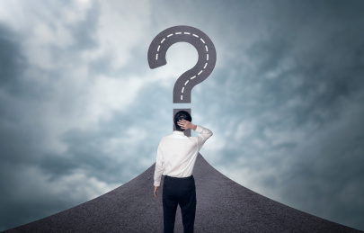 商务人士面临选择而犹豫不决职场人生道路上问号概念