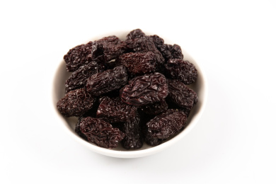 用白瓷碟装着的果脯食品水晶枣