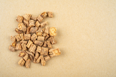 黄色纸张上面的中药材防风   