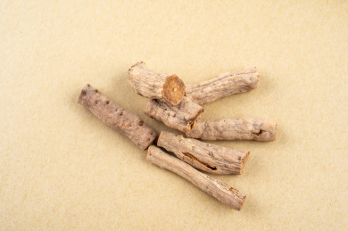 黄色纸张上面的中药材炒牛膝 