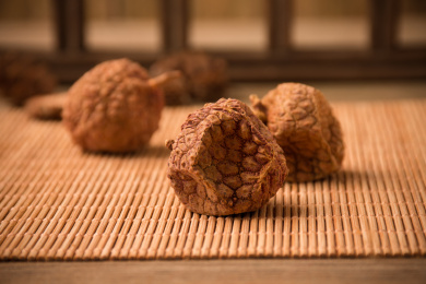 香甜多汁的新鲜荔枝晒干了——荔枝干