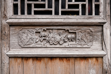 中国传统古建筑门窗上的木雕花纹特写