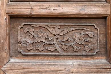 深圳甘坑客家小镇木门雕花装饰 花草瑞兽