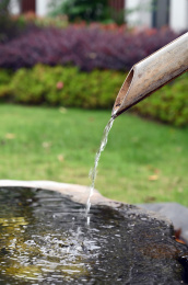 中式园林景观装置-竹筒清泉流水特写