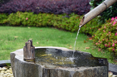 中国城市园林特色景观-竹筒清泉流水装置