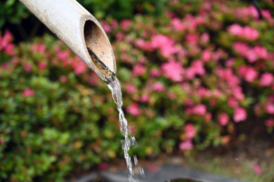 中国城市园林特色景观-竹筒清泉流水装置特写