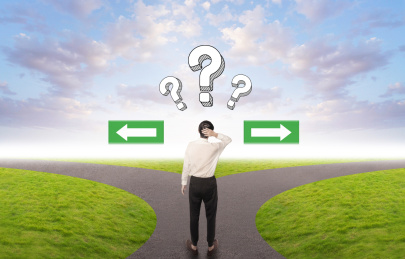 商务人士站在分岔路口不知道如何选择抉择疑问迷路迷失问号概念
