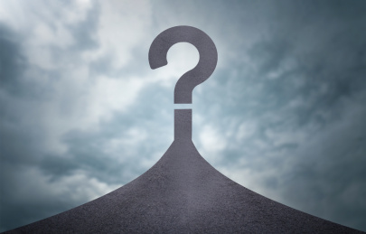 阴霾的天空下压抑的环境道路形成了问号