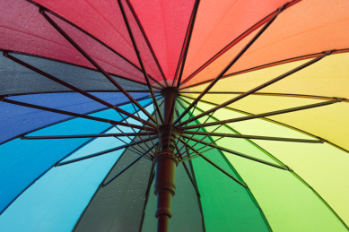 撑开的彩色雨伞局部特写