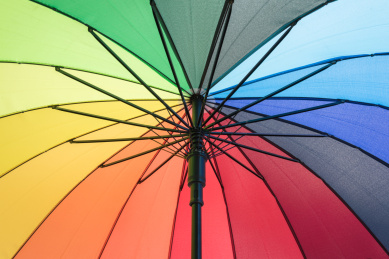 撑开的彩色雨伞局部特写