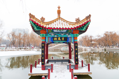 冬天青海省西宁市人民公园下雪后清代建筑亭子的雪景