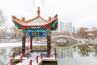 冬天青海省西宁市人民公园下雪后清代建筑亭子的雪景