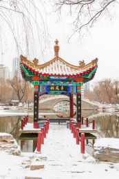 冬天青海省西宁市人民公园下雪后清代建筑亭子的雪景