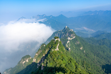夏天俯瞰北京箭扣长城云雾