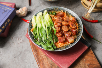 一碗青菜腊肠煲仔饭