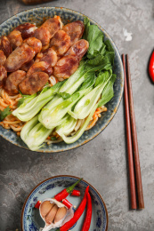 青菜腊肉煲仔饭俯拍特写