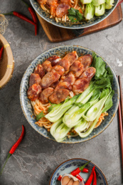 一碗青菜腊肠煲仔饭特写