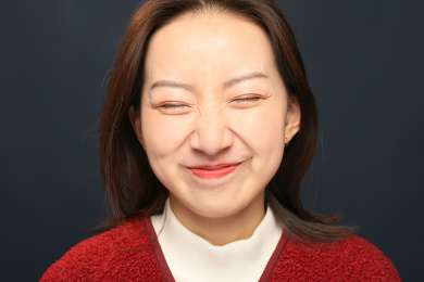 一位开心大笑的中国女孩表情特写