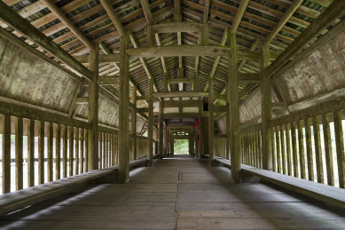 一座古代木制结构的廊桥内部图