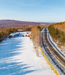 漠河冬季公路旁的雪地