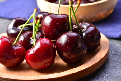 深色背景中的新鲜大车厘子