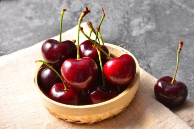 深色背景中的新鲜大车厘子