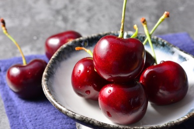 深色背景中的新鲜大车厘子