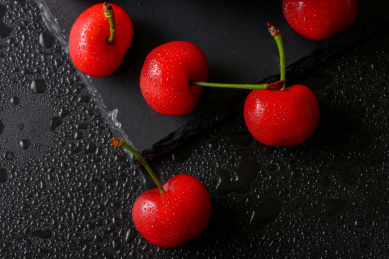 深色背景中的新鲜大车厘子