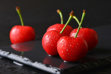 深色背景中的新鲜大车厘子