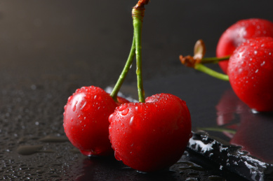 深色背景中的新鲜大车厘子