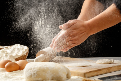 面粉飞扬的馒头加工制作现场