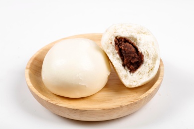 木质小盘里营养美味的豆沙包