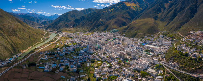 四川甘孜藏族自治州乡城县全景风光