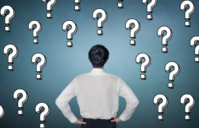 商务人士面对选择抉择很纠结而感到迷惘位置迷失方向概念