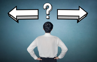 商务人士面对选择抉择很纠结而感到迷惘位置迷失方向概念