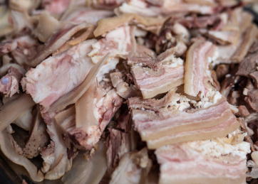 煮熟切片的山羊肉食材特写