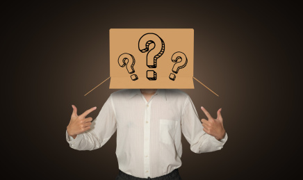 商务人士头戴着纸箱子看不见摸黑表示疑问疑惑问号概念