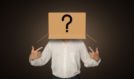 商务人士头戴着纸箱子看不见摸黑表示疑问疑惑问号概念
