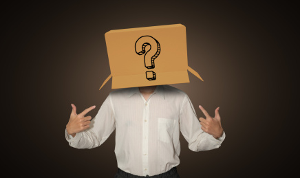 商务人士头戴着纸箱子看不见摸黑表示疑问疑惑问号概念