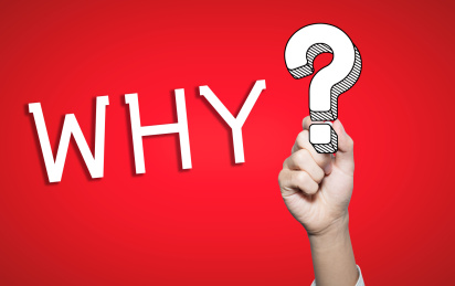 手拿笔画出问号提问询问为什么概念